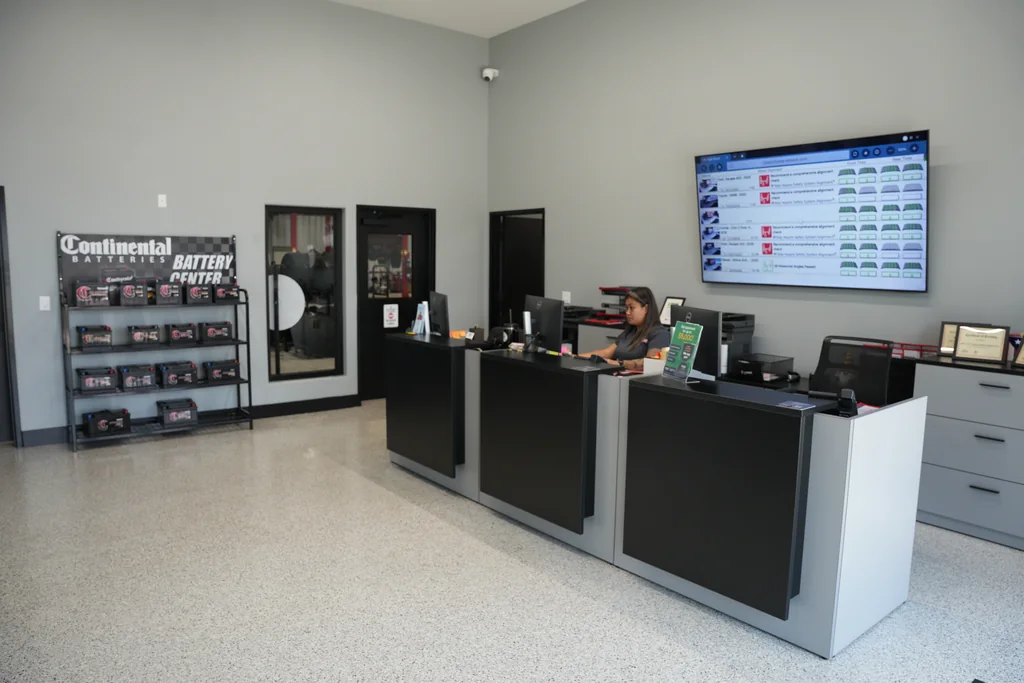 Mostrador de recepción de servicio y sala de espera.
