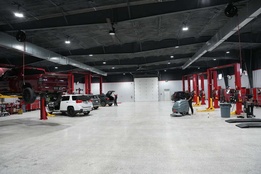 Áreas de servicio con elevadores y equipo de taller.